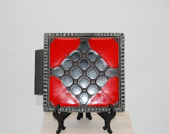 Poignée de porte d'entrée vintage neuve, années 1970, en céramique, relief rouge et noir, style brutaliste.