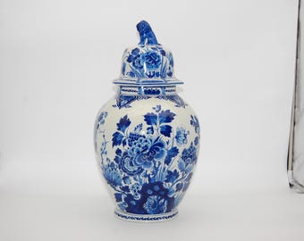 H. 50cm - Große Delft Deckelvase mit Löwenknauf – De Porceleyne Fles – 1964