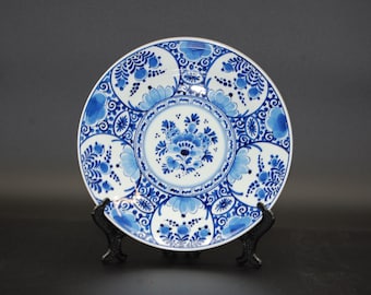 Assiette murale en porcelaine de Fley(s), bleue et blanche – peinte à la main, datée de 1978, Ø 22,5 cm