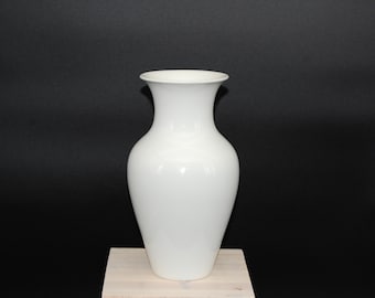 Vase KPM Berlin, H. 27 cm, en porcelaine blanche minimaliste, style Sceptre, marque Mid-Century.