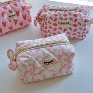Trousse de maquillage faite main - Trousse de toilette matelassée avec motif noeuds - Jolie trousse de toilette de voyage esthétique - Cadeau pour elle