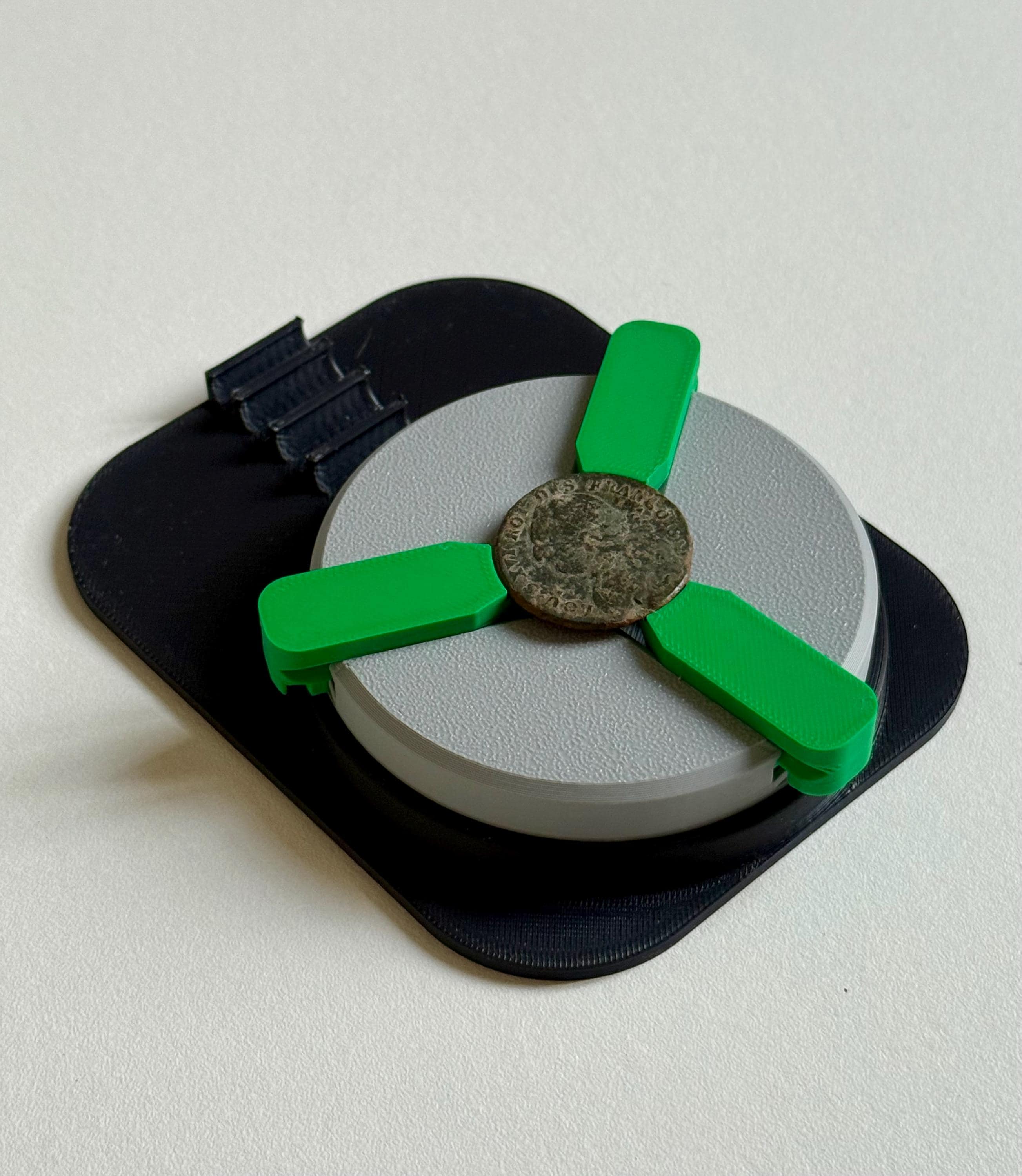 Coin cleaning vice + anti-vibration support + André-type pencil holder | Metal detection accessory