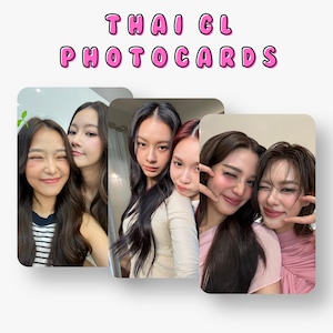 Pode incluir: Três cartões fotográficos retangulares com retratos de pares de pessoas. O texto THAI GL PHOTOCARDS está impresso em rosa com contornos pretos no topo. As imagens mostram várias poses, incluindo sorrisos, piscadelas e gestos manuais.