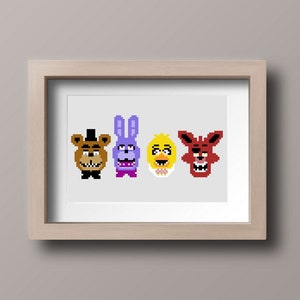 Puede incluir: Una impresión de arte de píxeles enmarcada con cuatro personajes de la serie de videojuegos Five Nights at Freddy's. Los personajes son Freddy Fazbear, Bonnie the Bunny, Chica the Chicken y Foxy the Pirate Fox.