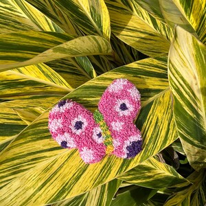 Posavaso forma de Mariposa// Bordado a mano, Punch Needle// Personalizado (color-tamaño) PREORDEN// Decora tu casa u oficina//Accesorios