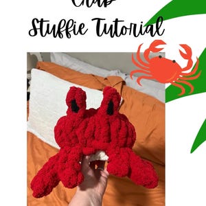 Pode incluir: Um bicho de pelúcia de caranguejo vermelho feito à mão com olhos pretos e uma parte inferior branca. A imagem inclui o texto "Crab Stuffie Tutorial" em uma fonte manuscrita, juntamente com uma ilustração de caranguejo de desenho animado. O caranguejo é exibido em uma cama com roupa de cama laranja e branca.