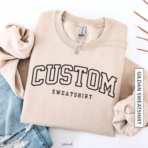 Aangepast sweatshirt Gepersonaliseerde aangepaste tekstcitaat Retro sweatshirt College Collegiate City zwart-wit omlijnde letters Gildan-sweater