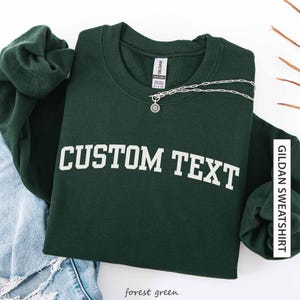 Benutzerdefinierte Sweatshirt Personalisiertes benutzerdefiniertes Text-Zitat Retro Sweatshirt College Collegiate Stadt Gildan Sweatshirt