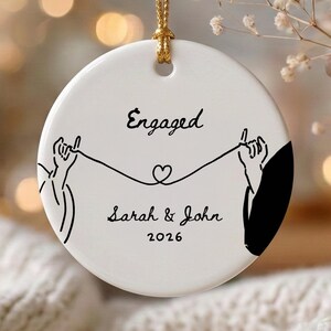 Adorno de compromiso personalizado para pareja recién comprometida. Adorno de cerámica con nombre, año y corazón, con diseño de promesa.