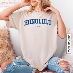 Honolulu Hawaii T Shirt Gift for Travel Lover Graphic Tee Gift for Hawaii Travel Souvenir Collegiate TShirt Gift GILDAN 5000 T-Shirt