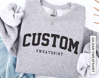 Sudadera personalizada con texto personalizado y cita retro. Sudadera universitaria con letras blancas y negras. Sudadera Gildan.