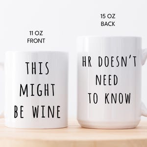 Può includere: Due tazze in ceramica bianca con testo nero. Una tazza dice "THIS MIGHT BE WINE" e l'altra "HR DOESN'T NEED TO KNOW". La tazza anteriore è da 312 ml, e la tazza posteriore è da 425 ml.