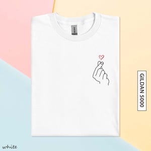 koreanisches Herz T-Shirt Geschenk für Freund Geschenk für K-Pop-Liebhaber-Shirt Geschenk für sie koreanische Handherz Geschenk koreanische Liebes-Shirt GILDAN 5000 T-Shirt