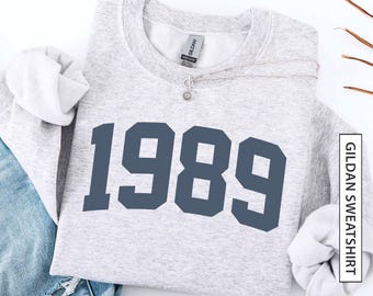 Sudadera personalizada con el año de nacimiento para graduados universitarios. Regalo de graduación personalizado. Sudadera de cumpleaños con letras universitarias. Sudadera Gildan.