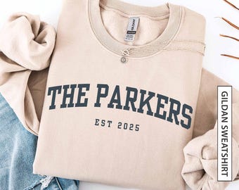 Sudadera unisex de mezcla pesada Gildan con apellido personalizado para recién casados. Sudadera personalizada con el año EST para parejas.