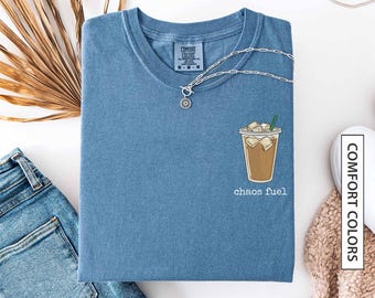 Camiseta divertida de café, regalo para amantes del café, camiseta gráfica de café helado, regalo de café de otoño, Chaos Coffee Crew, camiseta COMFORT COLORS