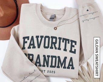 Sudadera personalizada para la abuela favorita con año de fundación personalizado en la manga. Sudadera Gildan unisex de cuello redondo y mezcla pesada.