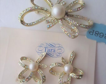 Vintage Tara Jewelry Set – Signed Rhinestone Bow Brooch & Clip-On Earrings, Faux Pearl Gold Tone – NWT 1960s Glam Gift