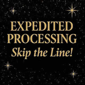 Op de afbeelding: Zwarte achtergrond met gouden tekst die luidt: "EXPEDITED PROCESSING" en "Skip the Line!". De afbeelding heeft een sterrennachteffect met gouden sterren in elke hoek.