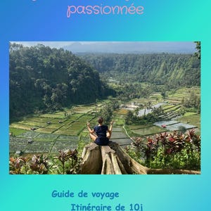 Può includere: Una donna seduta in posizione di loto su un ceppo d'albero con vista su una valle verde lussureggiante con risaie. Il testo "Bali en solo à travers les yeux d'une voyageuse passionnée" è nella parte superiore dell'immagine. Il testo "Guide de voyage Itinéraire de 10j Astuces pour voyager malin" è nella parte inferiore dell'immagine.