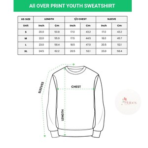 Puede incluir: Diagrama de medidas para una sudadera juvenil, con tallas de la S a la XL. Se proporcionan medidas de largo, medio pecho y manga en pulgadas y cent&iacute;metros. El texto "All OVER PRINT YOUTH SWEATSHIRT" est&aacute; en la parte superior.