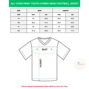 Puede incluir: Diagrama de una camiseta de f&uacute;tbol h&iacute;brida de malla juvenil con medidas de busto y largo en pulgadas y cent&iacute;metros. La tabla de tallas incluye tallas YS, YM, YL y YXL. El texto en la parte superior dice "ALL-OVER PRINT YOUTH HYBRID MESH FOOTBALL JERSEY."