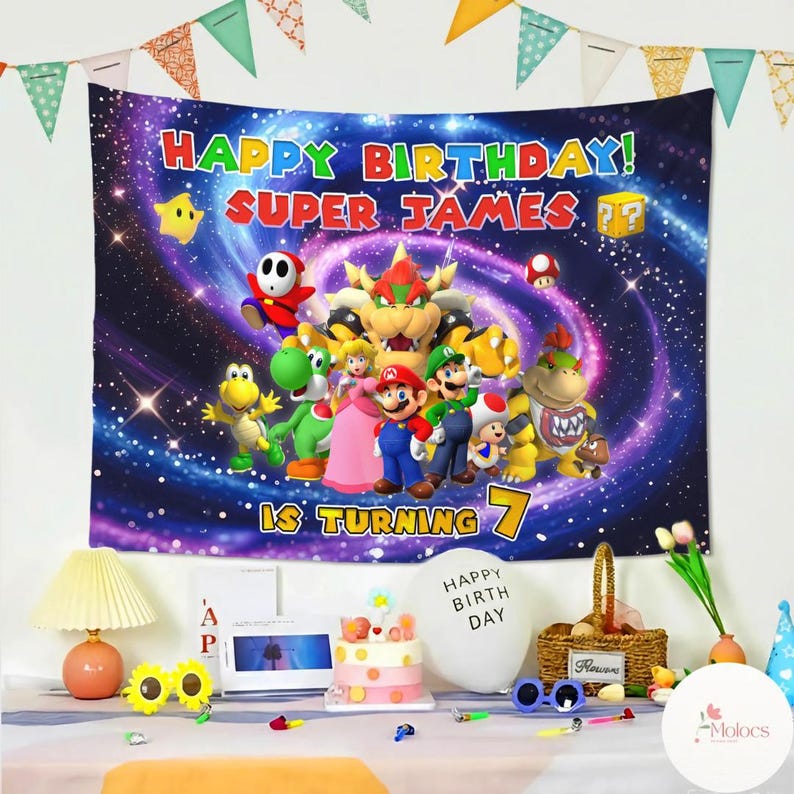 Peut inclure: Une banni&egrave;re d'anniversaire color&eacute;e avec des personnages de Super Mario. Le texte "HAPPY BIRTHDAY! SUPER JAMES. IS TURNING 7" est affich&eacute; sur un fond cosmique. La sc&egrave;ne comprend un g&acirc;teau, des ballons et des d&eacute;corations de f&ecirc;te.