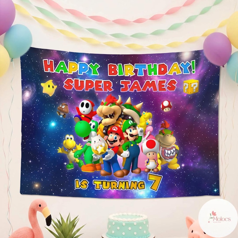 Peut inclure: Une banni&egrave;re d'anniversaire color&eacute;e avec des personnages de Super Mario sur fond de galaxie &eacute;toil&eacute;e. La banni&egrave;re indique "Happy Birthday! Super James" et "Is Turning 7". Des ballons et des serpentins d&eacute;corent l'arri&egrave;re-plan, cr&eacute;ant une ambiance festive.