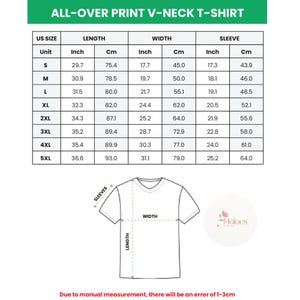 Puede incluir: Una tabla blanca con medidas para una camiseta con cuello en V con estampado integral. La tabla incluye tallas estadounidenses, largos en pulgadas y cm, anchos en pulgadas y cm, y largos de manga en pulgadas y cm. El texto "ALL-OVER PRINT V-NECK T-SHIRT" est&aacute; en la parte superior.