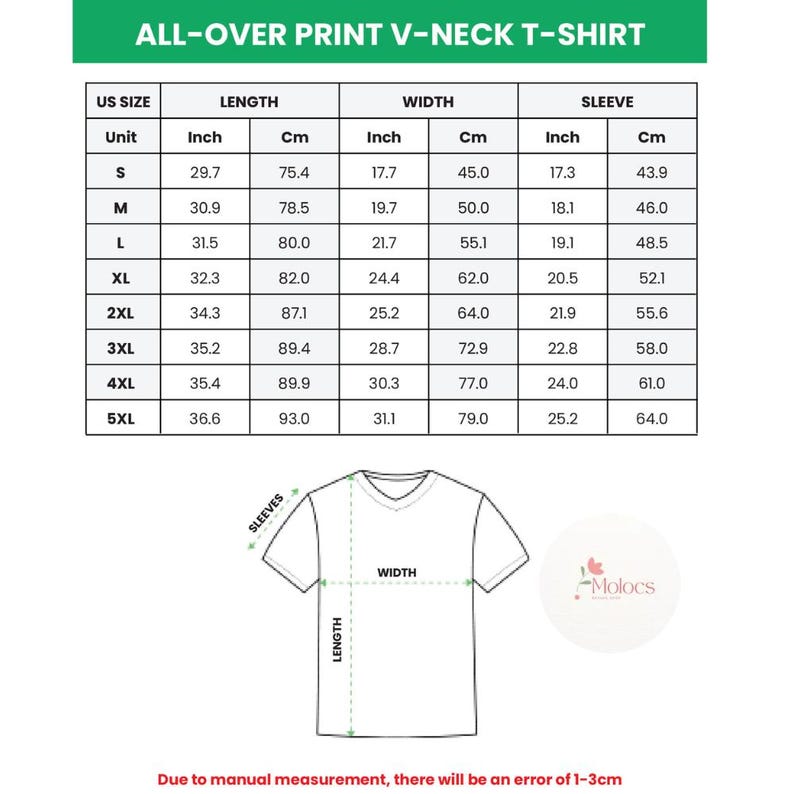 Puede incluir: Una tabla blanca con medidas para una camiseta con cuello en V con estampado integral. La tabla incluye tallas estadounidenses, largos en pulgadas y cm, anchos en pulgadas y cm, y largos de manga en pulgadas y cm. El texto "ALL-OVER PRINT V-NECK T-SHIRT" est&aacute; en la parte superior.