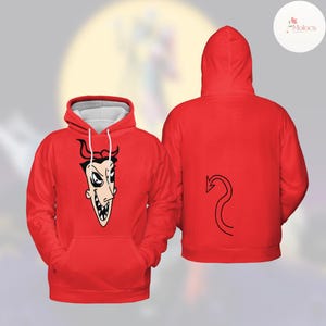 Puede incluir: Sudadera roja con capucha con un dibujo de diablo en la parte delantera y un dise&ntilde;o de cola negra en la parte trasera. La sudadera tiene una capucha forrada en blanco y un bolsillo delantero. El dibujo del diablo presenta cuernos, una nariz larga y una amplia sonrisa.