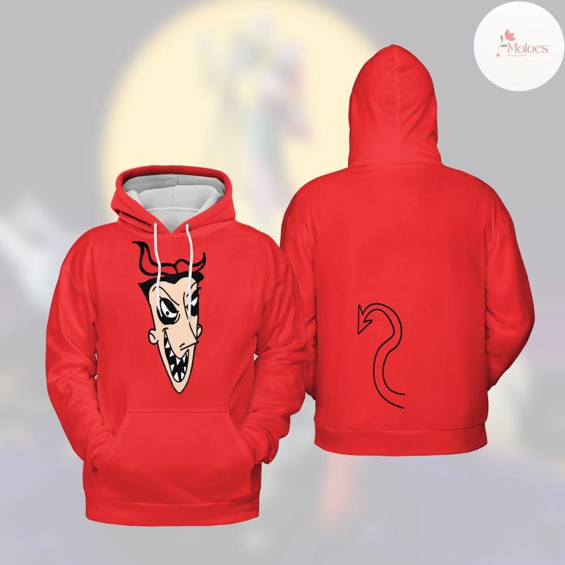 Puede incluir: Sudadera roja con capucha con un dibujo de diablo en la parte delantera y un dise&ntilde;o de cola negra en la parte trasera. La sudadera tiene una capucha forrada en blanco y un bolsillo delantero. El dibujo del diablo presenta cuernos, una nariz larga y una amplia sonrisa.