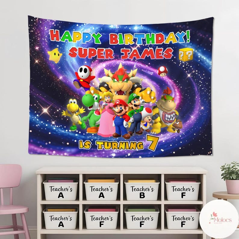 Peut inclure: Une tapisserie color&eacute;e repr&eacute;sentant des personnages de la s&eacute;rie de jeux vid&eacute;o Super Mario. La banni&egrave;re indique "Happy Birthday! Super James. Is Turning 7" sur un fond cosmique. La tapisserie est une d&eacute;coration vibrante pour une f&ecirc;te d'anniversaire.