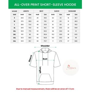 Puede incluir: Un gr&aacute;fico blanco que muestra las medidas de una sudadera con capucha de manga corta con estampado integral. La tabla incluye tallas estadounidenses, largo en pulgadas y cm, busto en pulgadas y cm, manga en pulgadas y cm, y hombro en pulgadas y cm.