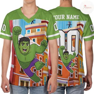 Puede incluir: Camiseta verde y blanca con cuello en V con un gr&aacute;fico de Hulk de dibujos animados. La parte delantera presenta una gran ilustraci&oacute;n de Hulk, y la parte posterior tiene el n&uacute;mero 10 y espacio para un nombre. La camiseta tiene mangas y ribetes blancos.