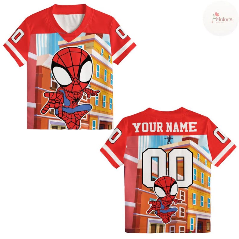 Puede incluir: Camiseta roja de Spider-Man con detalles blancos y el n&uacute;mero 00. La parte delantera presenta un gr&aacute;fico de dibujos animados de Spider-Man contra un paisaje urbano. La parte trasera tiene "YOUR NAME" encima del n&uacute;mero 00 y otro gr&aacute;fico de Spider-Man.