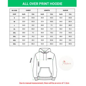 Puede incluir: Una tabla de tallas para una sudadera con capucha con estampado integral, con medidas en pulgadas y cent&iacute;metros. La tabla incluye las dimensiones de pecho, largo y manga para las tallas S a 5XL. Un diagrama de sudadera con capucha ilustra los puntos de medici&oacute;n.