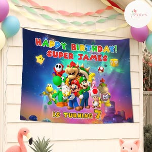 Peut inclure: Une banni&egrave;re d'anniversaire color&eacute;e avec des personnages de Super Mario. La banni&egrave;re indique "Happy Birthday! Super James" et "Is Turning 7". L'arri&egrave;re-plan est un design sur le th&egrave;me de l'espace avec divers personnages.