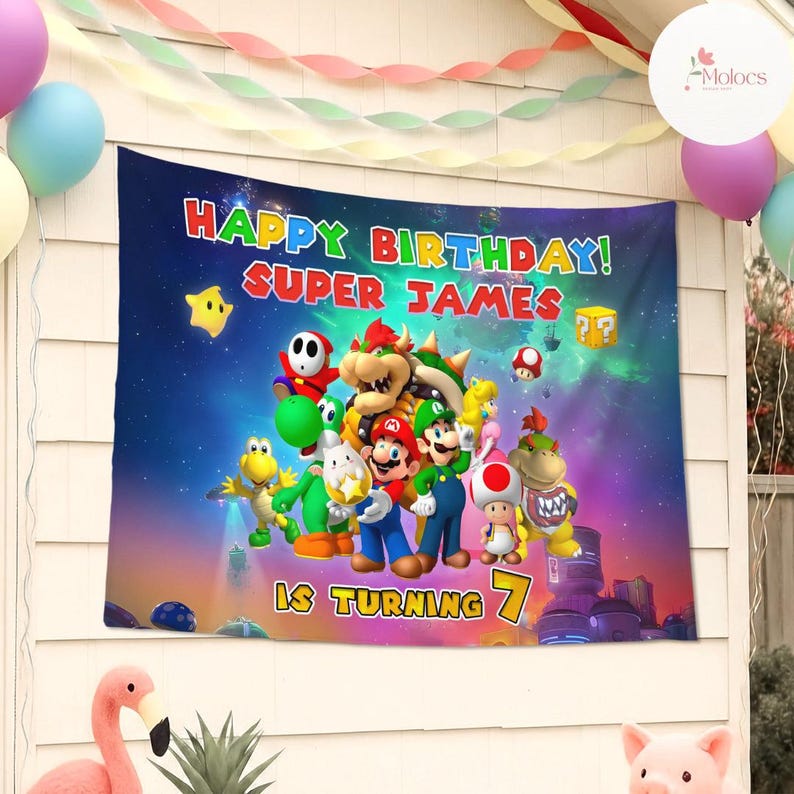 Peut inclure: Une banni&egrave;re d'anniversaire color&eacute;e avec des personnages de Super Mario. La banni&egrave;re indique "Happy Birthday! Super James" et "Is Turning 7". L'arri&egrave;re-plan est un design sur le th&egrave;me de l'espace avec divers personnages.
