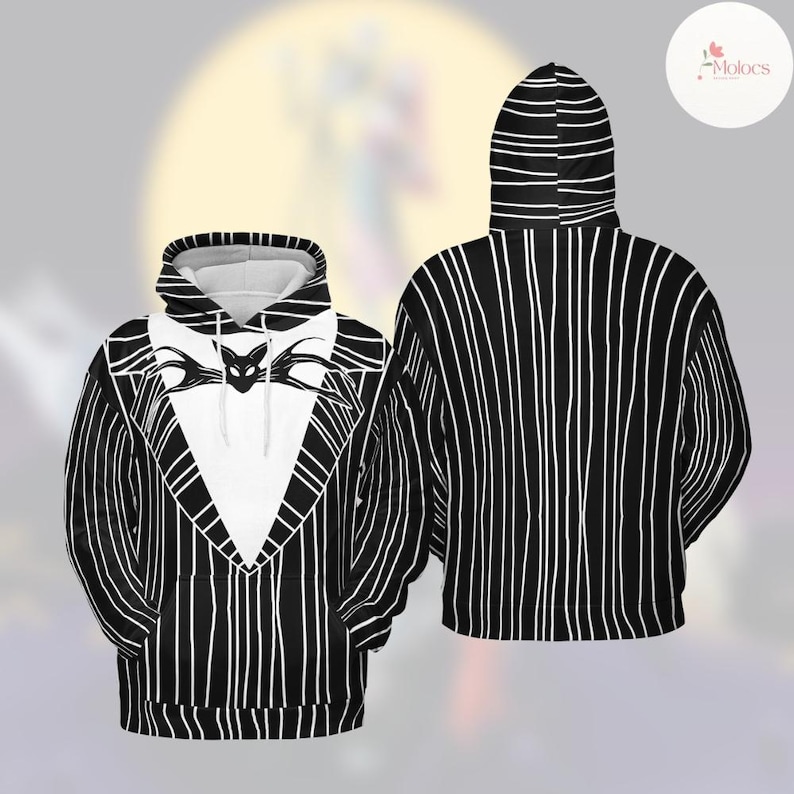 Puede incluir: Sudadera con capucha a rayas blancas y negras con un panel frontal blanco con un dise&ntilde;o de murci&eacute;lago. La sudadera con capucha tiene una capucha con cord&oacute;n y un bolsillo de canguro. La parte trasera de la sudadera con capucha tambi&eacute;n tiene rayas blancas verticales.