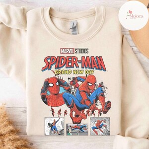 Op de afbeelding: Een rustiek houten bord met de tekst "Welcome to our home" in witte letters. Het bord heeft een verweerde afwerking en een eenvoudig, uitnodigend ontwerp, ideaal voor entree decoratie.