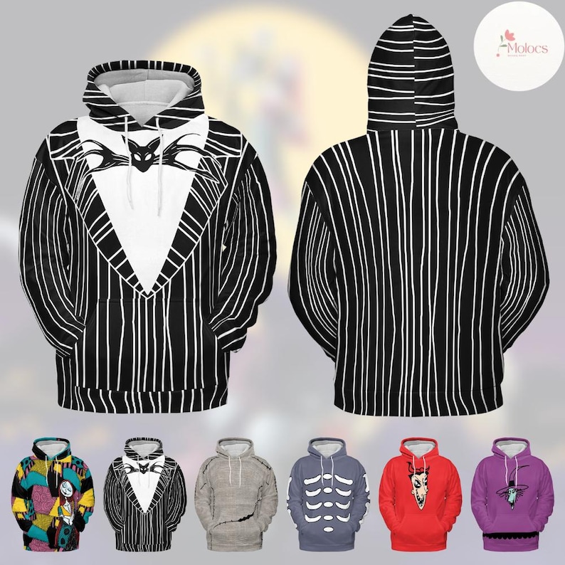 Puede incluir: Sudadera con capucha a rayas blancas y negras con un dise&ntilde;o en forma de V blanco en la parte delantera, con un emblema de murci&eacute;lago. La parte trasera de la sudadera tiene rayas blancas verticales. Se muestran sudaderas adicionales con varios dise&ntilde;os.