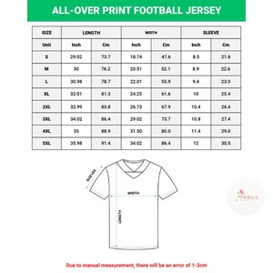 Puede incluir: Tabla de tallas para una camiseta de f&uacute;tbol con estampado integral. Las medidas en cm y pulgadas indican la longitud, el ancho y la longitud de la manga, desde la talla S hasta la 5XL. Un diagrama de la camiseta ilustra los puntos de medici&oacute;n.