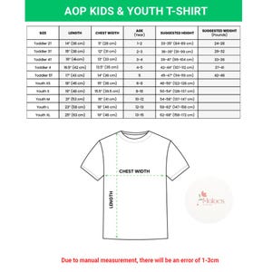 Puede incluir: Camiseta blanca con tabla de tallas para camisetas AOP Kids & Youth. La tabla incluye medidas en cm para largo y ancho de pecho, con altura y peso sugeridos. Tallas desde Toddler 2T hasta Youth XL.