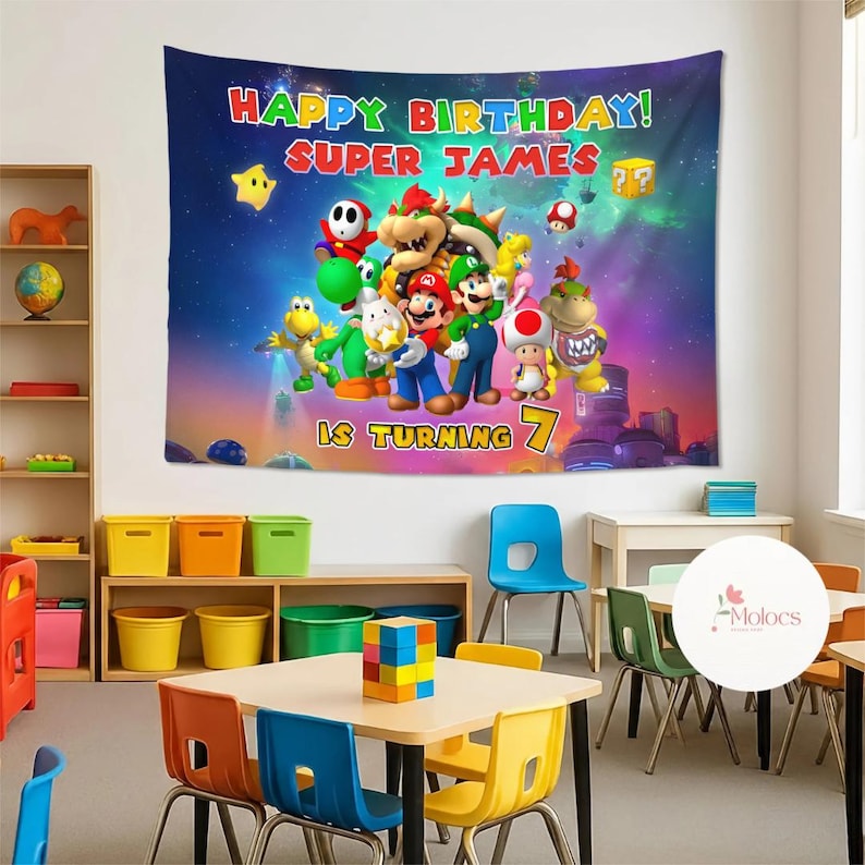 Peut inclure: Une tapisserie color&eacute;e repr&eacute;sentant des personnages de la s&eacute;rie de jeux vid&eacute;o Super Mario. La banni&egrave;re indique "HAPPY BIRTHDAY! SUPER JAMES" et "IS TURNING 7". L'arri&egrave;re-plan est une sc&egrave;ne spatiale vibrante avec des &eacute;toiles et des plan&egrave;tes.