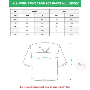 Puede incluir: Diagrama de una camiseta de f&uacute;tbol de corte corto con estampado integral con medidas de talla en cent&iacute;metros y pulgadas. La camiseta tiene cuello en V y mangas cortas. El texto "ALL-OVER PRINT CROP TOP FOOTBALL JERSEY" est&aacute; en la parte superior.