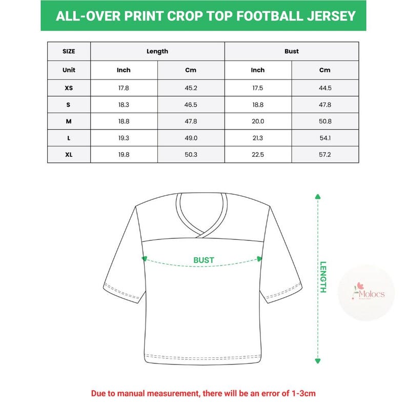Puede incluir: Diagrama de una camiseta de f&uacute;tbol de corte corto con estampado integral con medidas de talla en cent&iacute;metros y pulgadas. La camiseta tiene cuello en V y mangas cortas. El texto "ALL-OVER PRINT CROP TOP FOOTBALL JERSEY" est&aacute; en la parte superior.