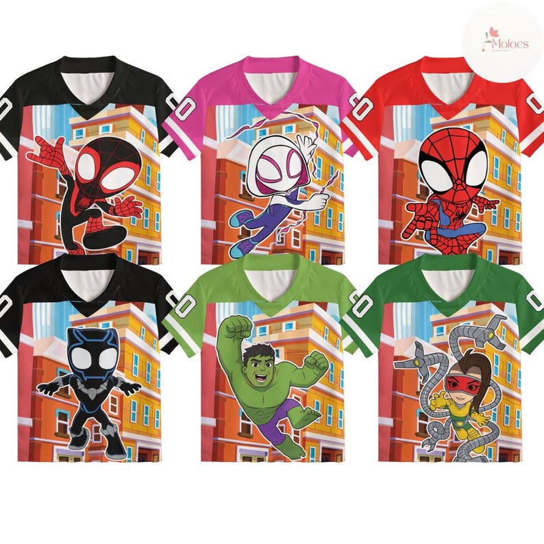 Puede incluir: Seis camisetas gr&aacute;ficas coloridas con varios personajes de Spider-Man. Cada camiseta tiene una combinaci&oacute;n de colores diferente, incluyendo negro, rosa y rojo, con un dise&ntilde;o de cuello en V y un gr&aacute;fico de edificio en el fondo.