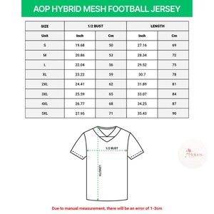 Puede incluir: Un diagrama para una camiseta de f&uacute;tbol de malla h&iacute;brida AOP, con medidas de talla en pulgadas y cent&iacute;metros. La tabla incluye tallas de la S a la 5XL, con medidas de busto y largo. Tambi&eacute;n se muestra un esquema de la camiseta.
