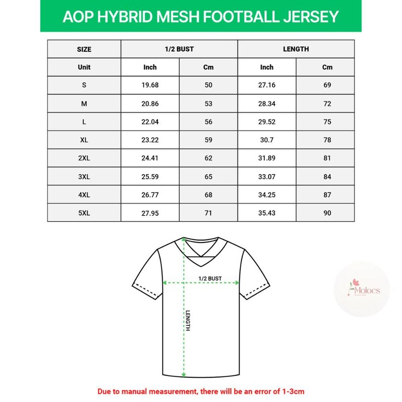 Puede incluir: Un diagrama para una camiseta de f&uacute;tbol de malla h&iacute;brida AOP, con medidas de talla en pulgadas y cent&iacute;metros. La tabla incluye tallas de la S a la 5XL, con medidas de busto y largo. Tambi&eacute;n se muestra un esquema de la camiseta.